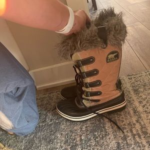 Sorel tall snow boots size 8